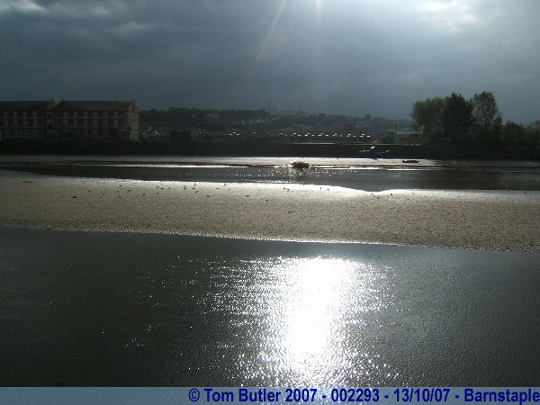 Photo ID: 002293, The sun briefly appears from behind the cloud and sheds a few rays on a low Taw, Barnstaple, Devon