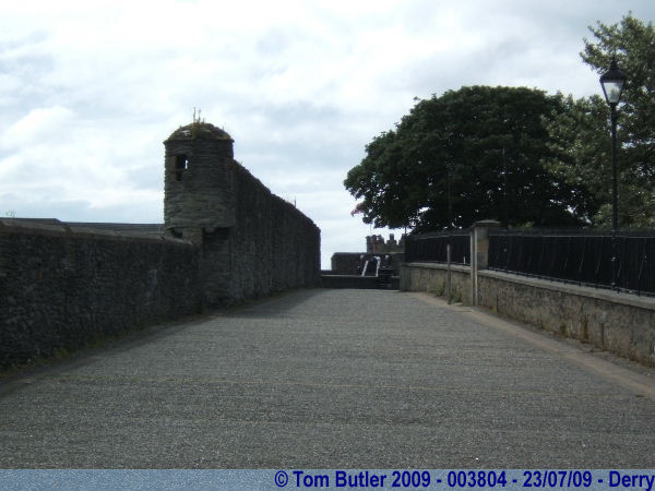 Photo ID: 003804, Looking up the walls by the Cathedral, Derry, Northern Ireland