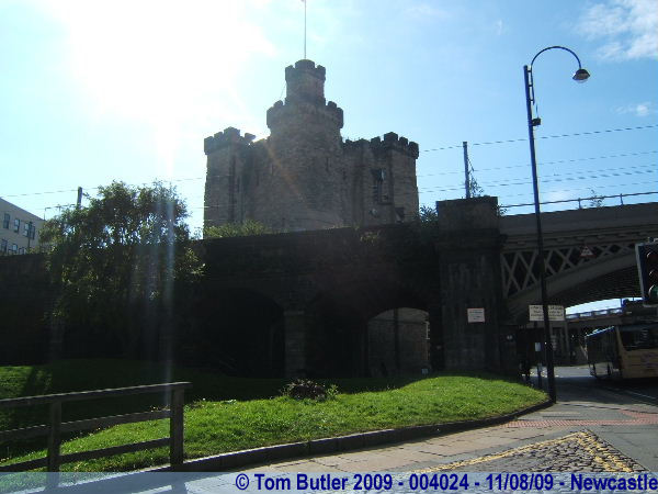 Photo ID: 004024, The Castle behind the London to Edinburgh railway line, Newcastle upon Tyne, England