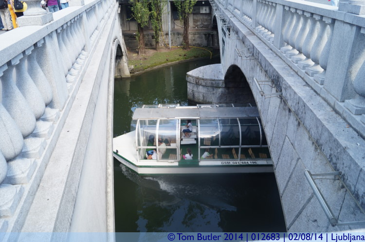 Photo ID: 012683, Boat goes under the triple bridge, Ljubljana, Slovenia