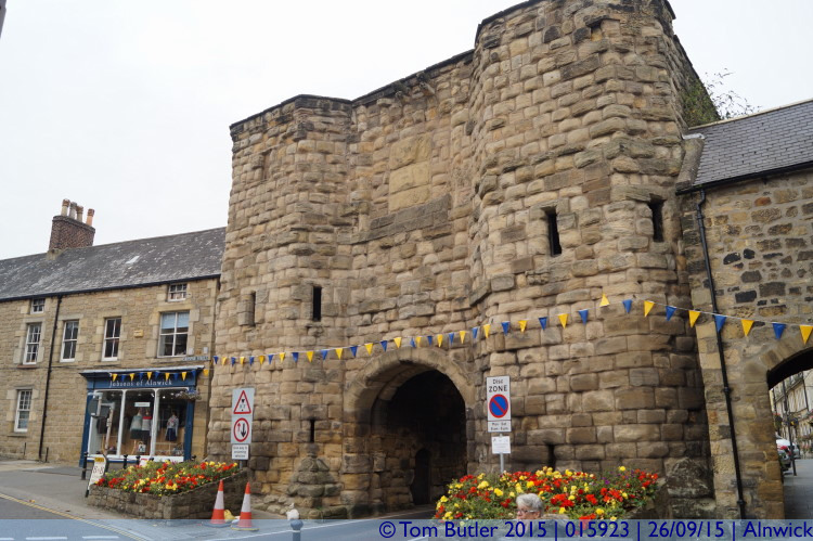 Photo ID: 015923, Outside the town walls, Alnwick, England