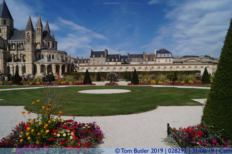 Photo ID: 028293, Htel De Ville gardens, Caen, France