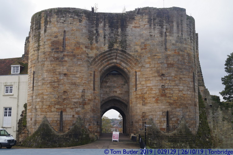 Photo ID: 029129, Approaching the gatehouse, Tonbridge, England