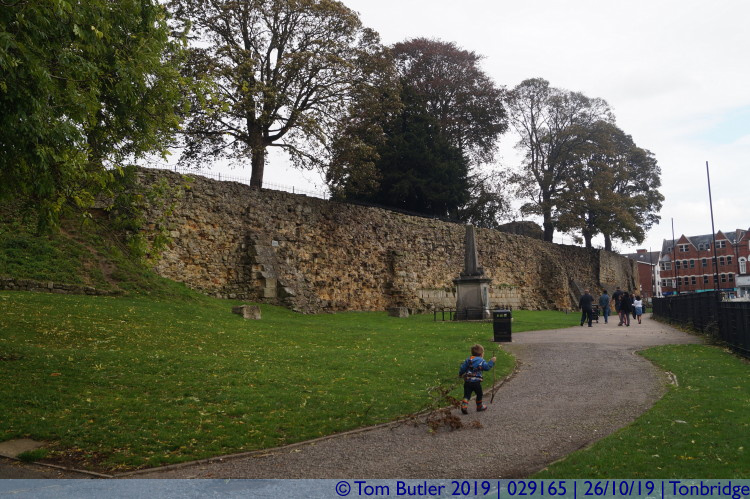 Photo ID: 029165, Castle walls, Tonbridge, England