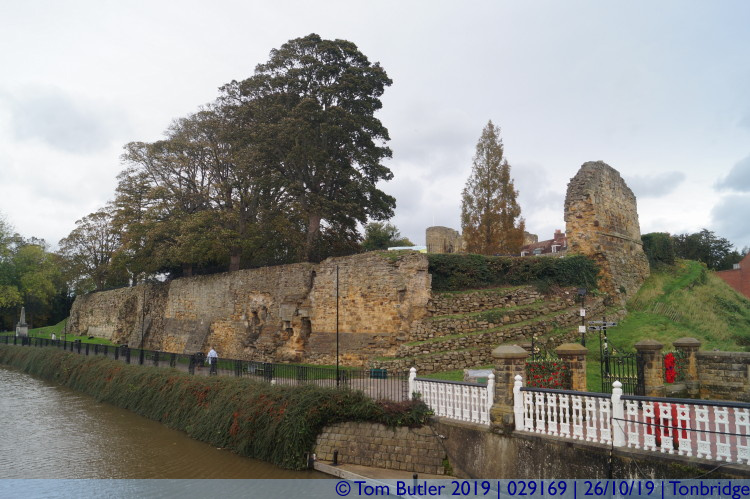 Photo ID: 029169, Walls and water tower, Tonbridge, England