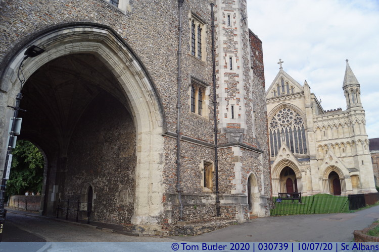 Photo ID: 030739, Gatehouse and Cathedral, St Albans, England