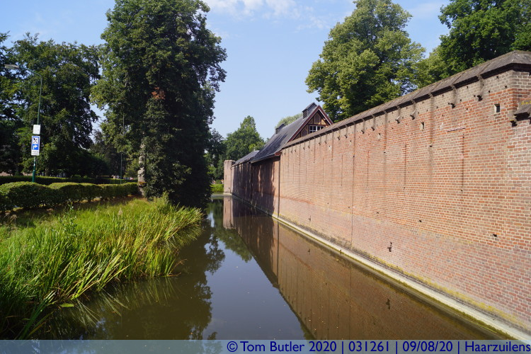 Photo ID: 031261, Gatehouse and moat, Haarzuilens, Netherlands
