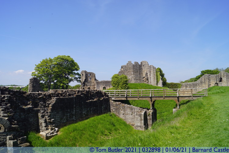 Photo ID: 032898, Inner fortifications, Barnard Castle, England