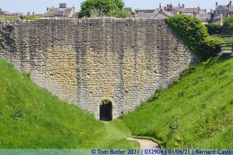 Photo ID: 032904, Wall in the ditch, Barnard Castle, England
