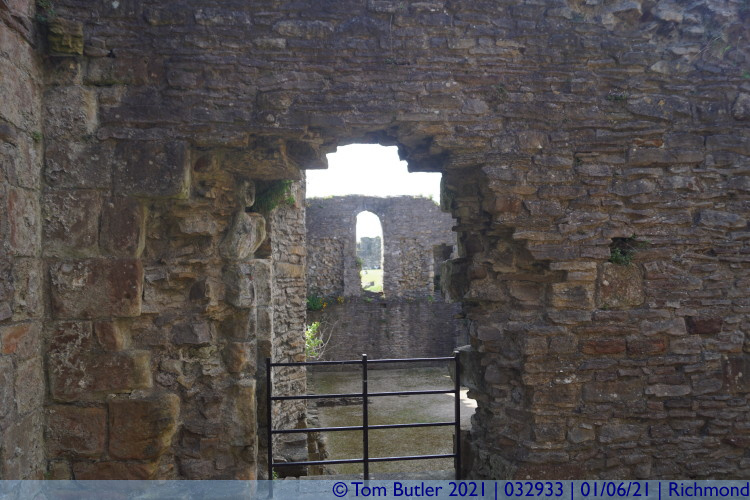 Photo ID: 032933, Inside the ruins, Richmond, England