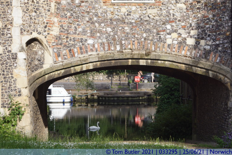 Photo ID: 033295, Looking through the ferry house, Norwich, England