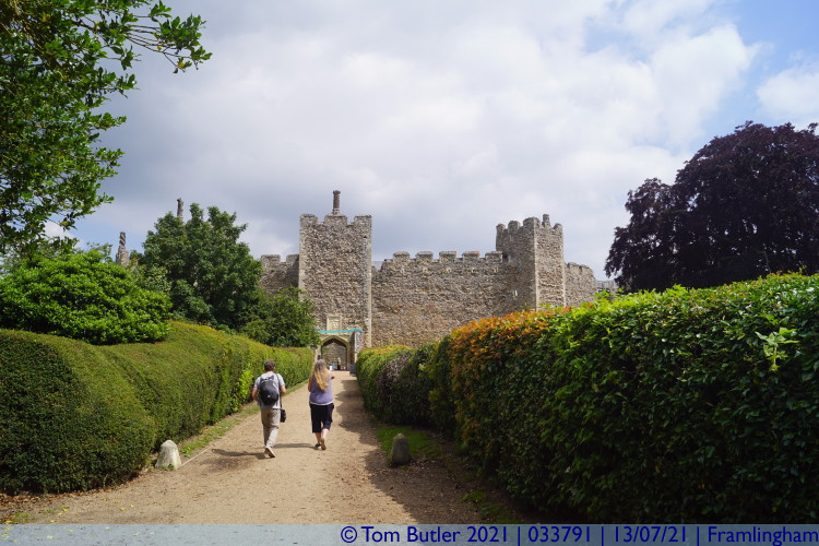 Photo ID: 033791, Approaching the castle, Framlingham, England