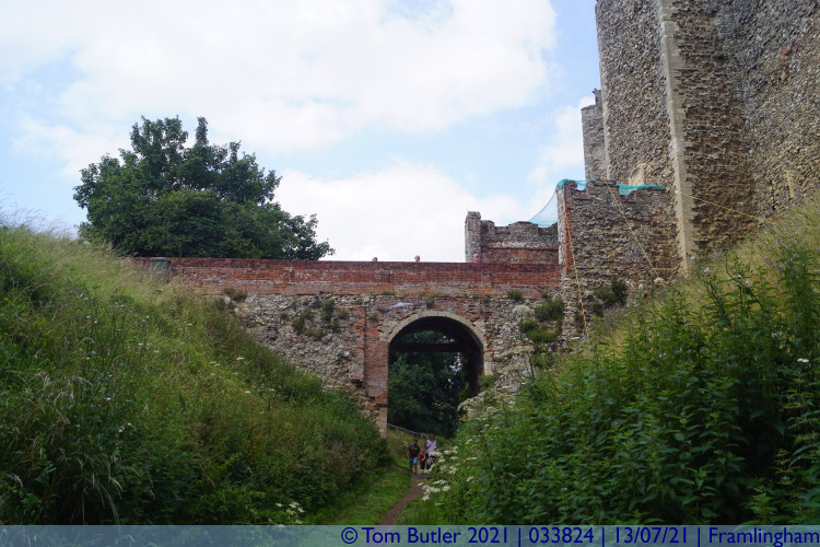 Photo ID: 033824, Entrance bridge, Framlingham, England
