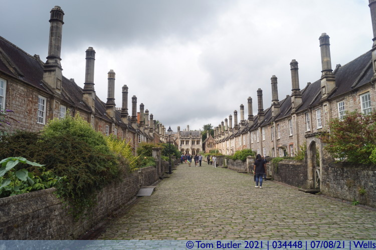 Photo ID: 034448, Looking down the close, Wells, England
