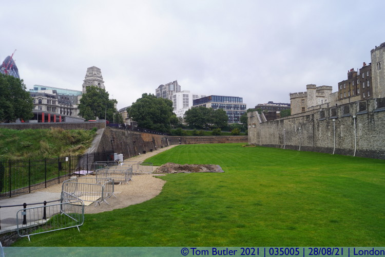 Photo ID: 035005, In the moat, London, England