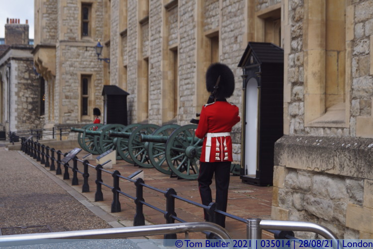 Photo ID: 035014, On guard, London, England