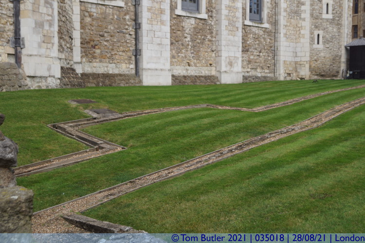 Photo ID: 035018, Outline of the 2000 year old Roman Fortifications, London, England