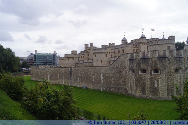 Photo ID: 035047, The moat, London, England