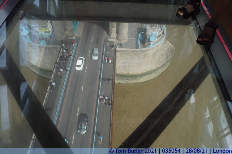 Photo ID: 035054, View through the bridge, London, England