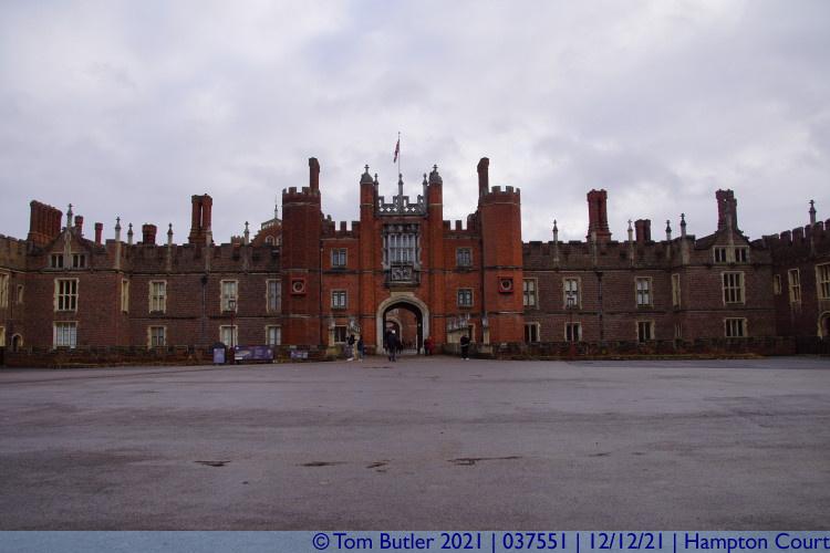 Photo ID: 037551, Front of the palace, Hampton Court, England