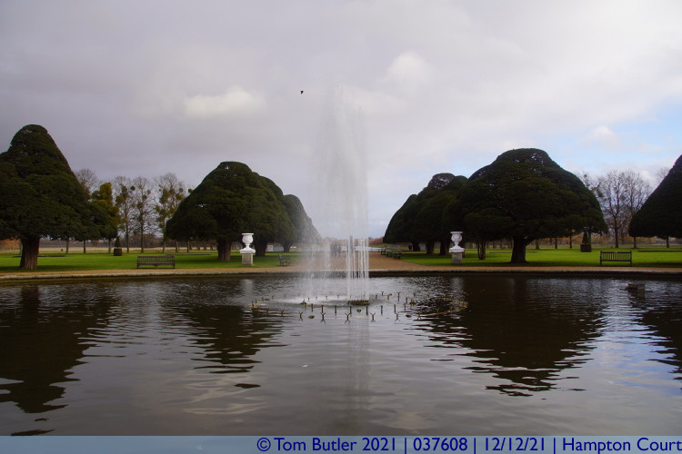 Photo ID: 037608, East Fountain, Hampton Court, England