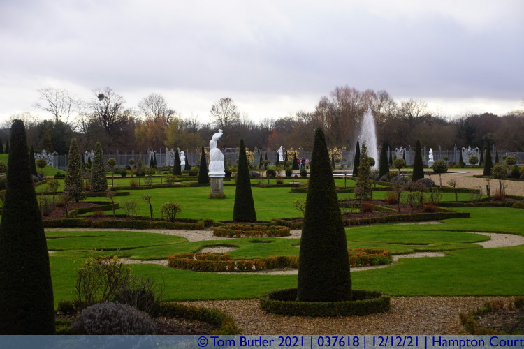 Photo ID: 037618, Formal gardens, Hampton Court, England
