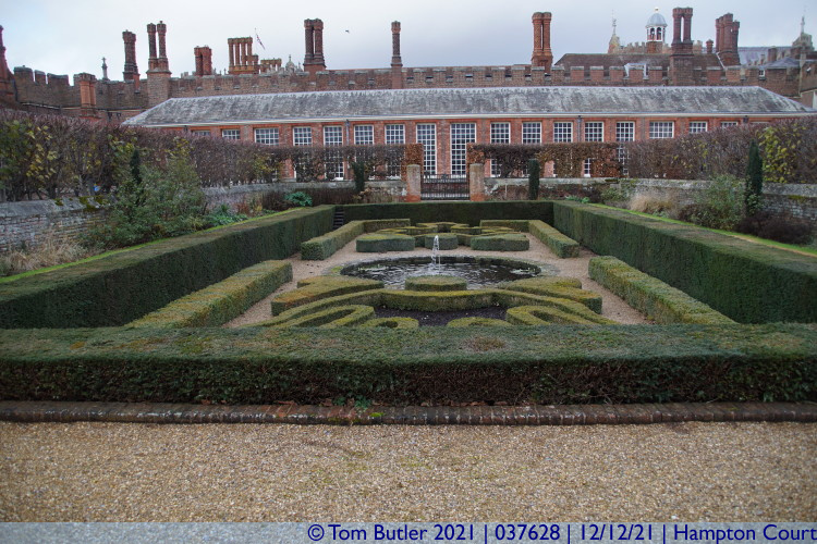 Photo ID: 037628, Pond Garden, Hampton Court, England