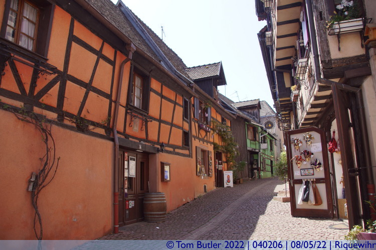 Photo ID: 040206, Lanes between the walls, Riquewihr, France