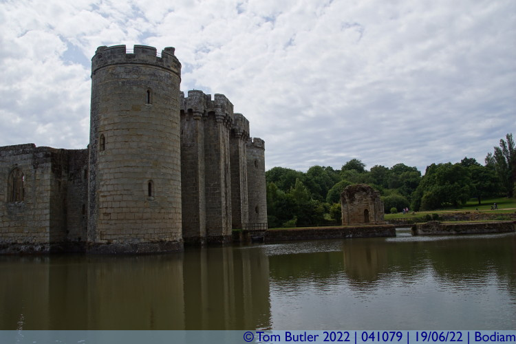 Photo ID: 041079, Front of the castle and barbican ruins, Bodiam, England