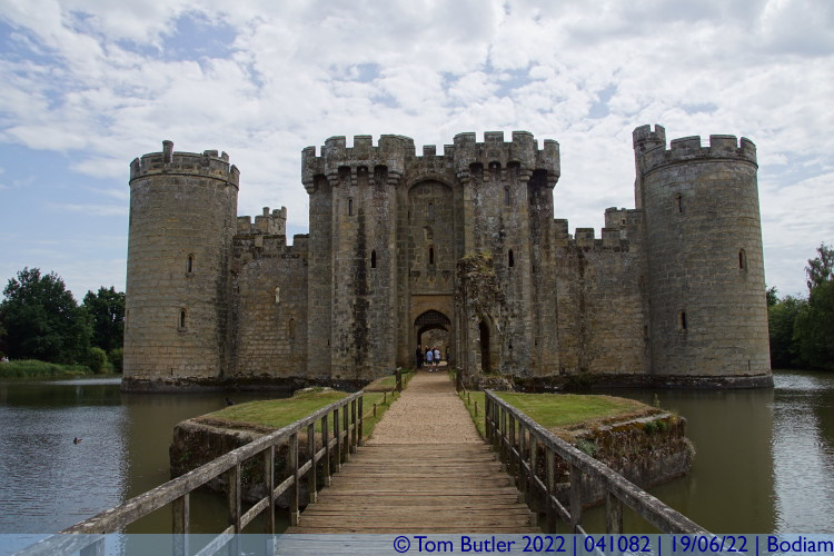 Photo ID: 041082, Approaching the castle, Bodiam, England