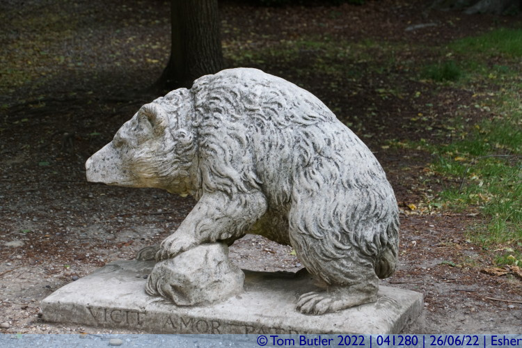 Photo ID: 041280, A bear, Esher, England