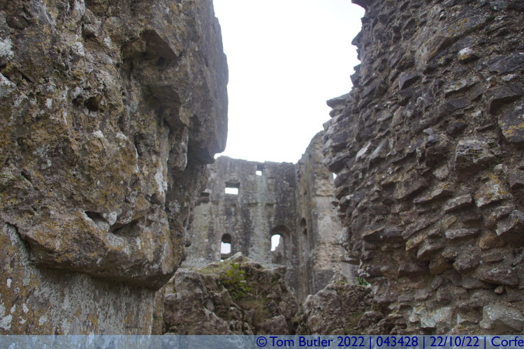 Photo ID: 043428, View through the ruins, Corfe, England