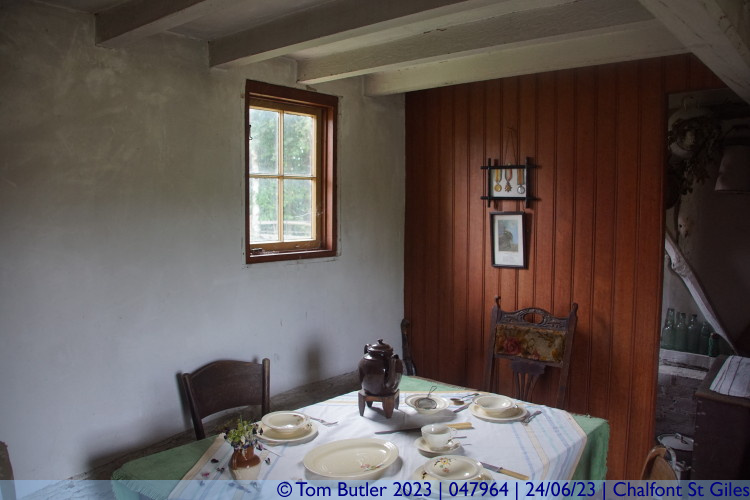 Photo ID: 047964, 18th century cottage main room, Chalfont St Giles, England