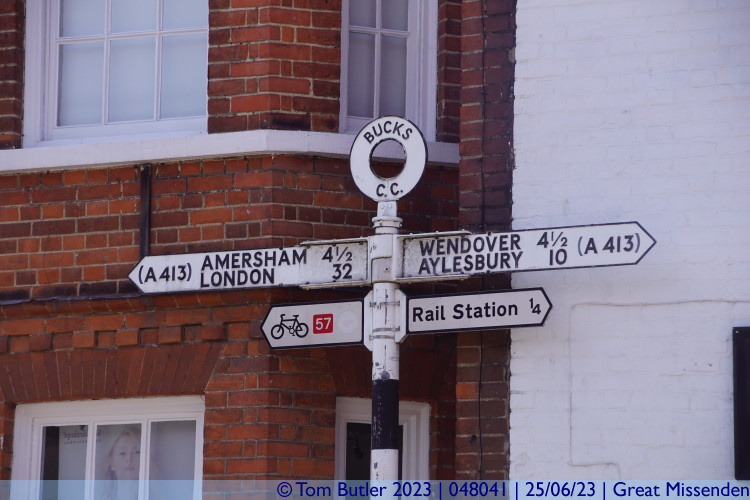 Photo ID: 048041, Historic road signs, Great Missenden, England