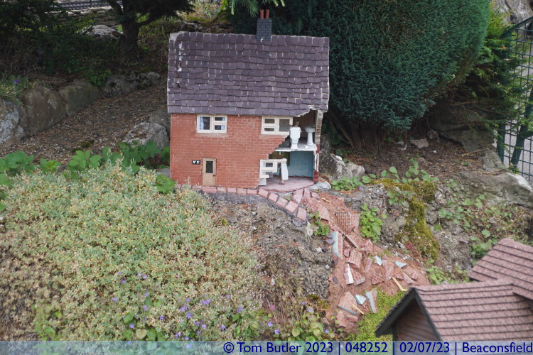 Photo ID: 048252, Collapsing house, Beaconsfield, England