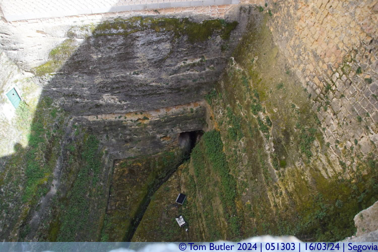 Photo ID: 051303, Small stream at the bottom of the moat, Segovia, Spain