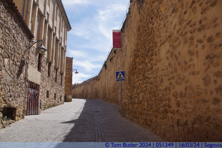 Photo ID: 051349, Walls by the gate, Segovia, Spain