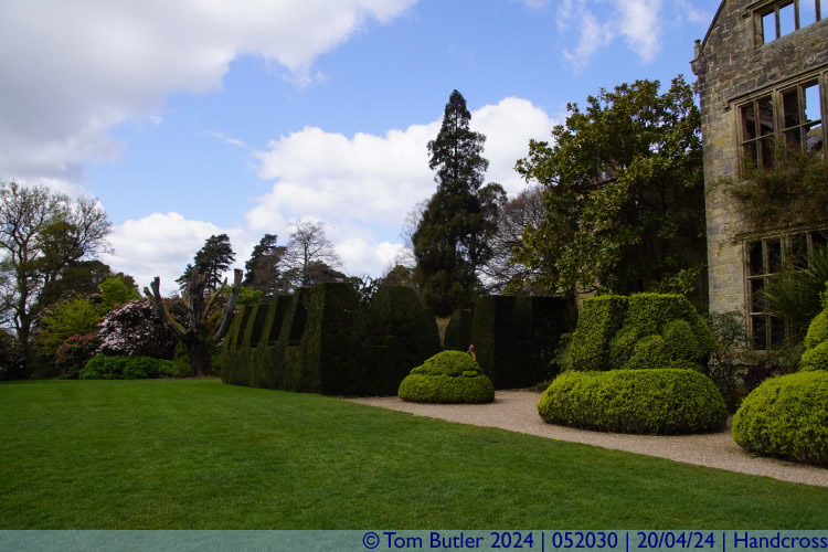 Photo ID: 052030, Topiary by the house, Handcross, England