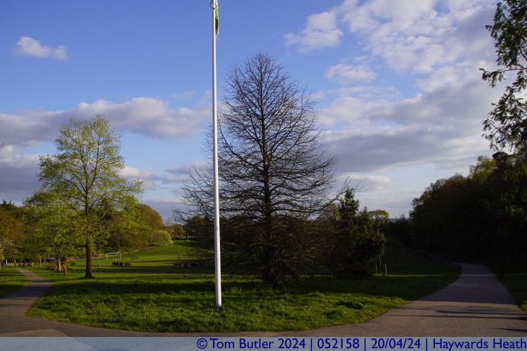 Photo ID: 052158, Entering Victoria Park, Haywards Heath, England