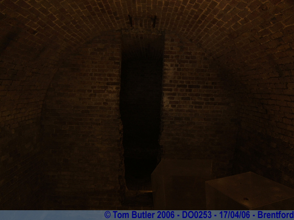 Photo ID: do0253, Inside the Ice house, Brentford, London