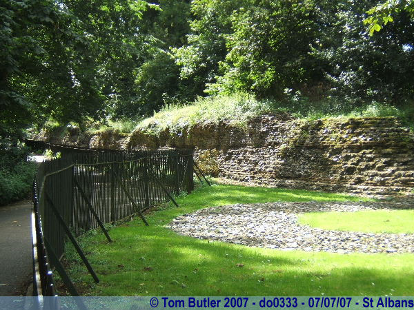 Photo ID: do0333, The remains of the Roman city walls of Verulamium, St Albans, Hertfordshire