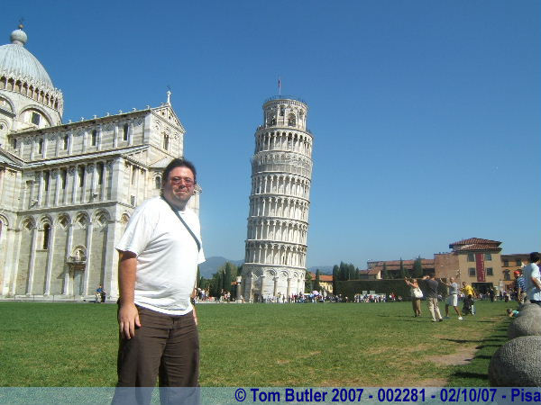 Photo ID: 002281, Deciding not to take part in the ta'i chi class on monument pushing, Pisa, Italy