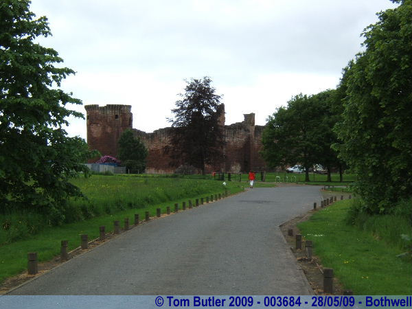 Photo ID: 003684, Approaching Bothwell Castle, Bothwell, Scotland
