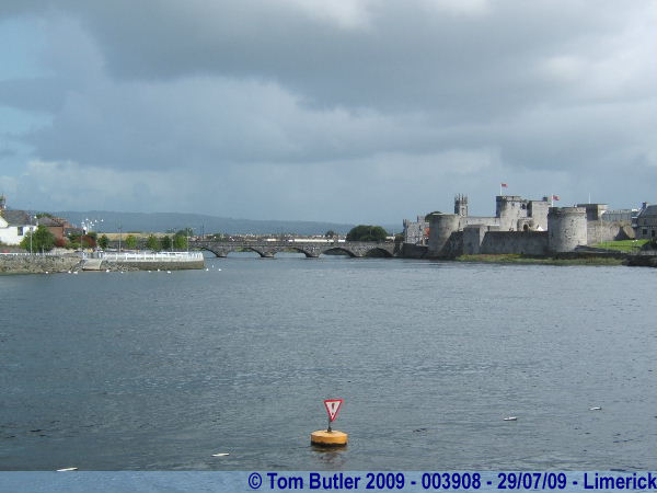 Photo ID: 003908, The castle and Thomond Bridge, Limerick, Ireland
