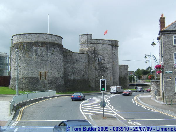 Photo ID: 003910, Approaching the castle, Limerick, Ireland