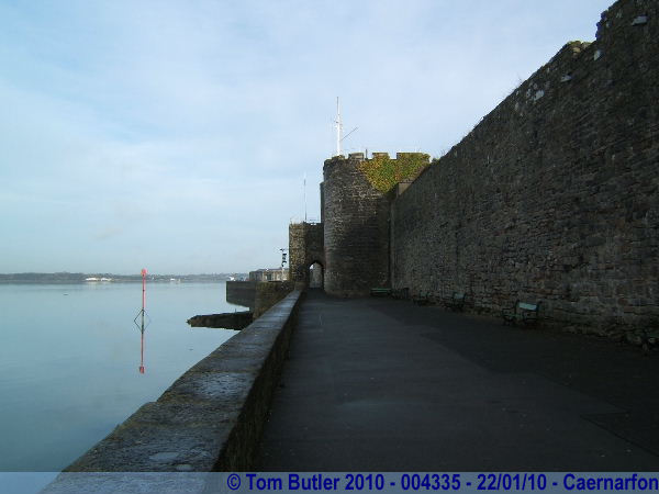 Photo ID: 004335, The town walls by the promenade, Caernarfon, Wales