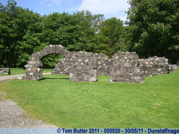Photo ID: 005920, Further ruins, Dunstaffnage, Scotland