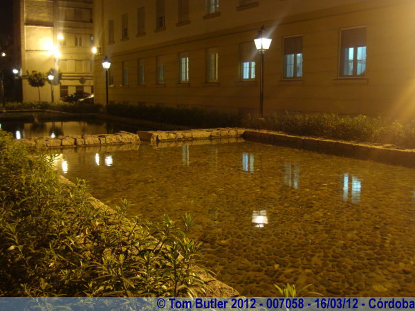 Photo ID: 007058, A pond by the city walls, Crdoba, Spain