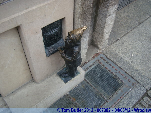 Photo ID: 007382, A gnome using an ATM, Wroclaw, Poland