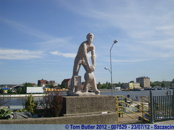 Photo ID: 007529, A Soviet era statue to the railway workers, Szczecin, Poland
